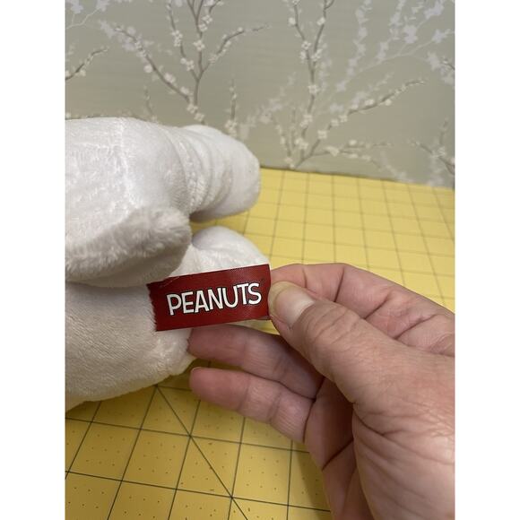 Peanuts Snoopy Musical Valentines Heart Plush 12”inch Sitting Peanuts Theme Song - Picture 7 of 9